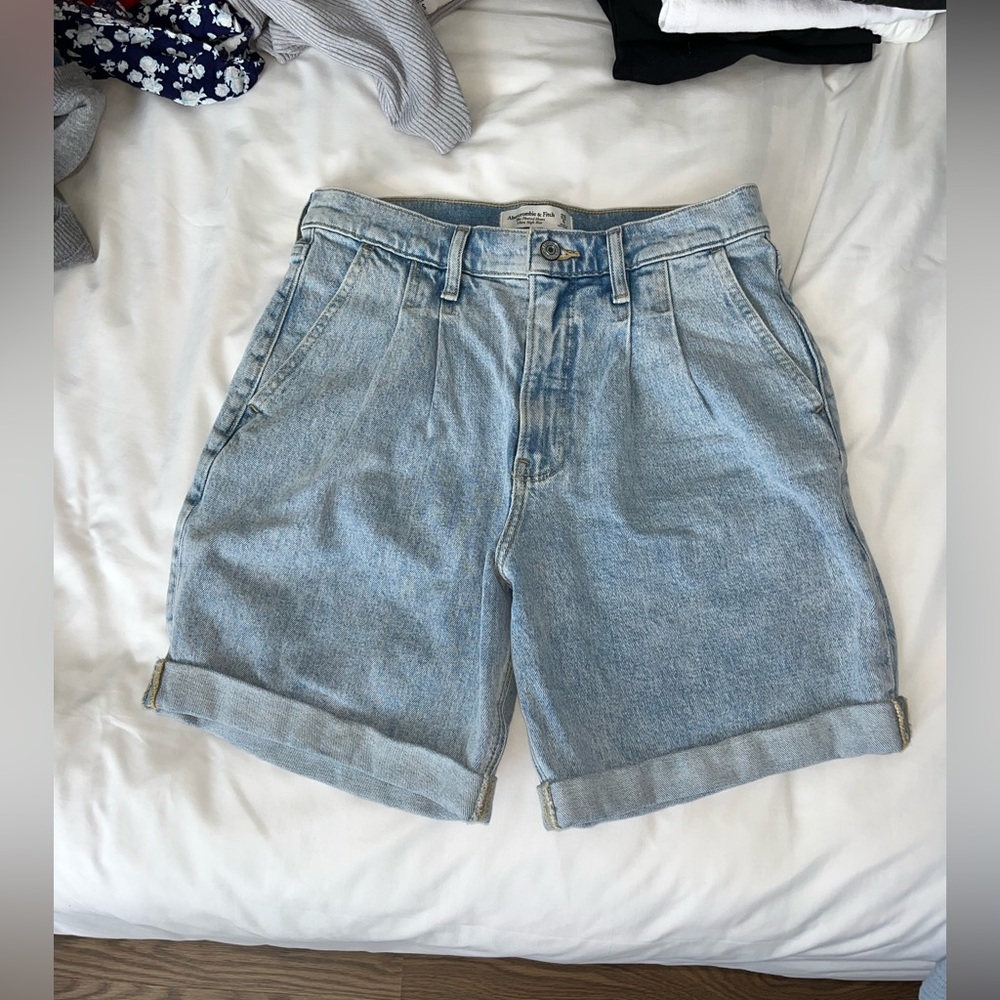 Abercrombie and Fitch Size 6 Pleated Jean Shorts Never Worn